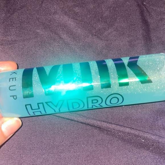 Milk makeup Hydro Grip Set + Refresh Spray
hydrating setting spray - Picture 7 of 13